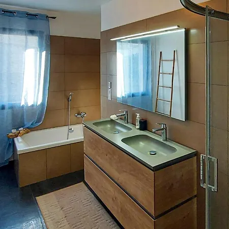 Apartment 3 Bedroom Gorgeous In Isolaccio